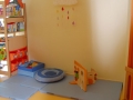 microcreche-les-pitchounes-salle-de-vie-coin-bebe